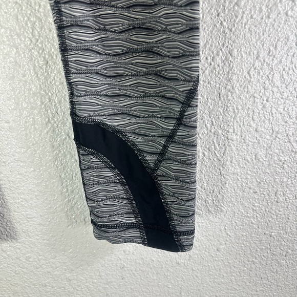 Lululemon Run Inspire Crop II All Luxtreme Textured Wave Black Silver Spoon 4 - Picture 6 of 7